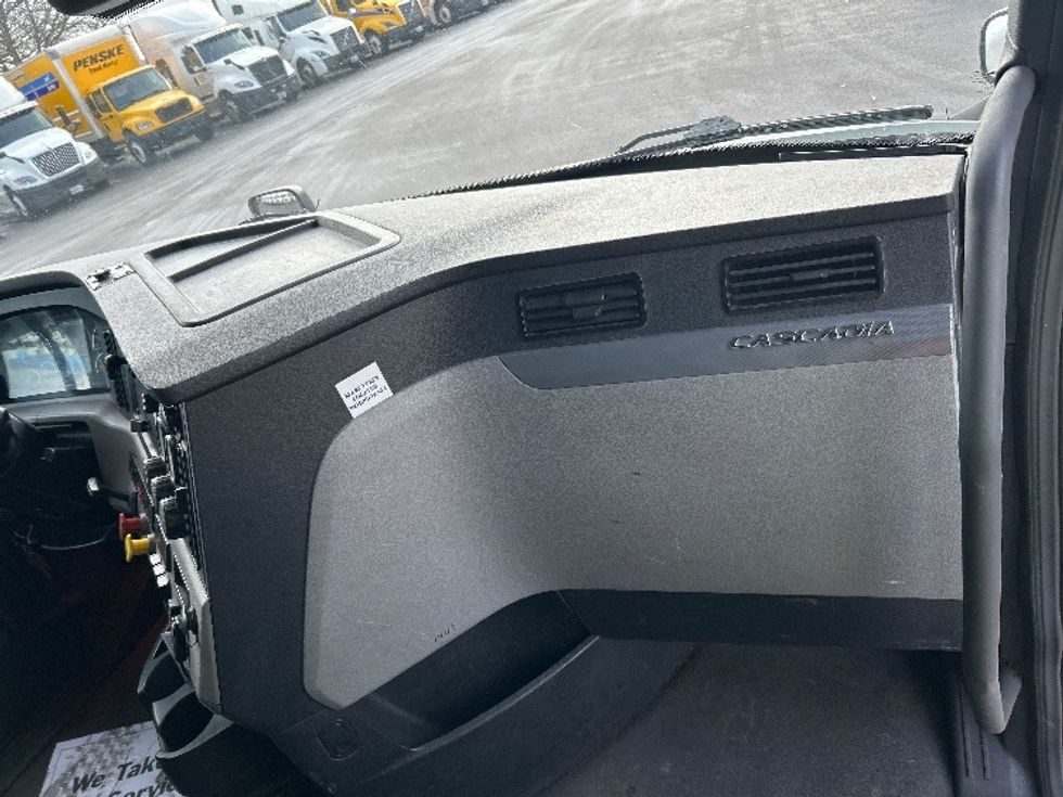 Sleeper Tractor-Heavy Duty Tractors-Freightliner-2021-T12664ST-East Chicago-IN-597,485\n\t\tmiles-$ 54,000 - Image 14