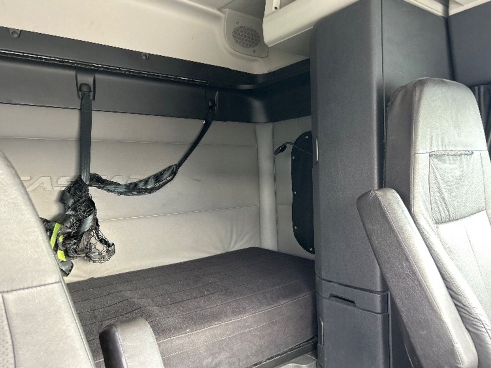 Sleeper Tractor-Heavy Duty Tractors-Freightliner-2021-T12664ST-East Chicago-IN-597,485\n\t\tmiles-$ 54,000 - Image 18