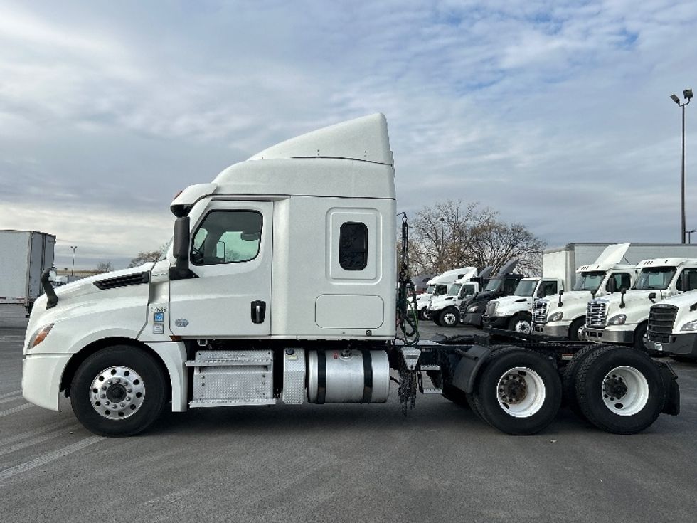 Sleeper Tractor-Heavy Duty Tractors-Freightliner-2021-T12664ST-East Chicago-IN-597,485\n\t\tmiles-$ 54,000 - Image 4