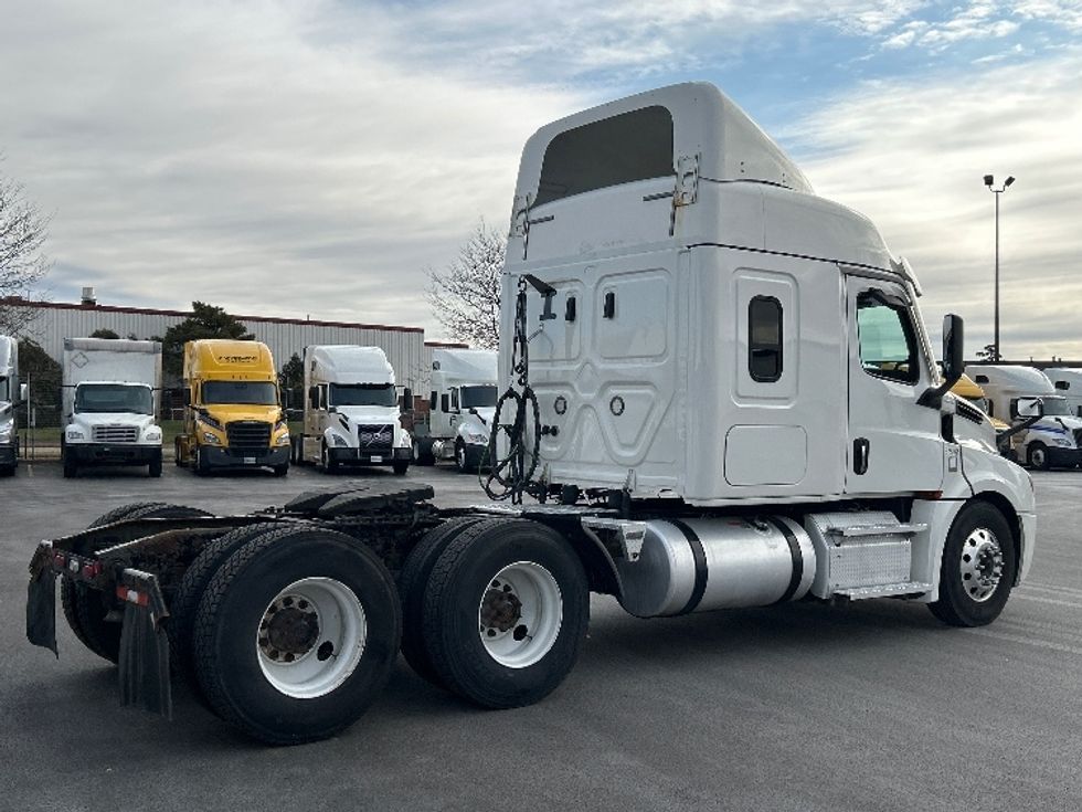 Sleeper Tractor-Heavy Duty Tractors-Freightliner-2021-T12664ST-East Chicago-IN-597,485\n\t\tmiles-$ 54,000 - Image 7