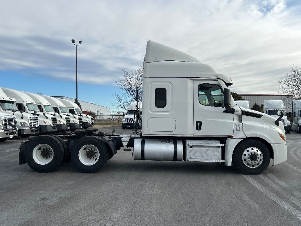 Sleeper Tractor-Heavy Duty Tractors-Freightliner-2021-T12664ST-East Chicago-IN-597,485\n\t\tmiles-$ 54,000 - Image 8