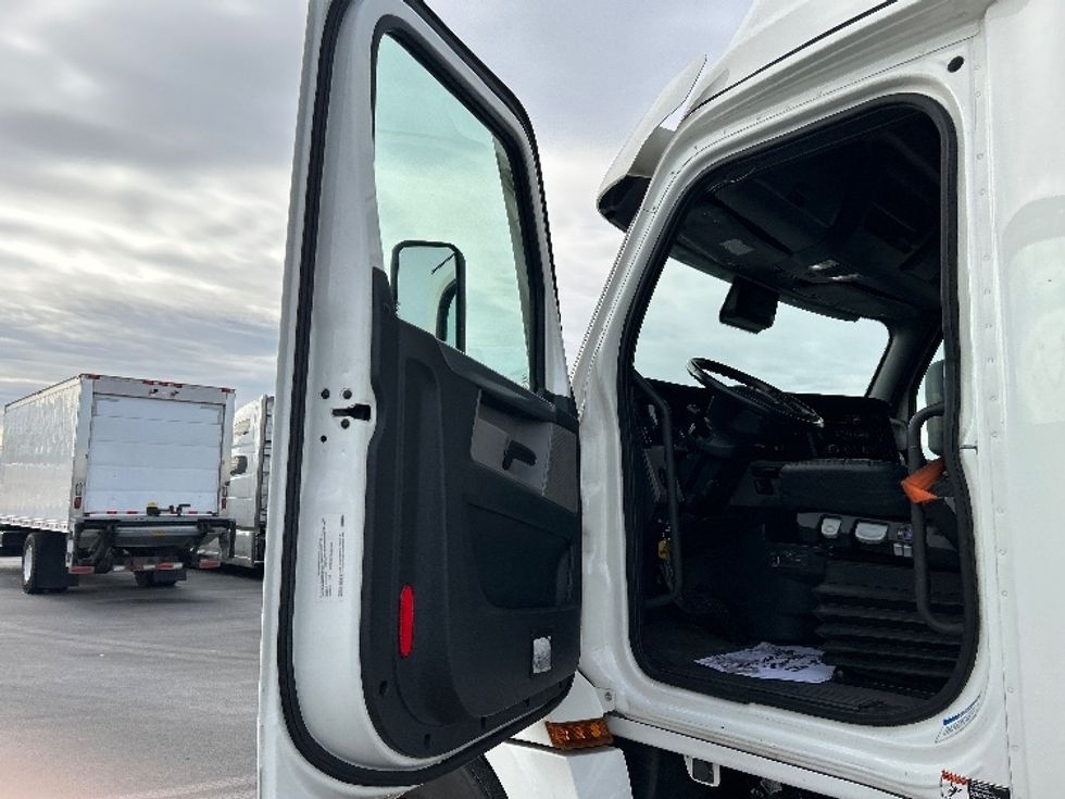 Sleeper Tractor-Heavy Duty Tractors-Freightliner-2021-T12664ST-East Chicago-IN-597,485\n\t\tmiles-$ 54,000 - Image 9