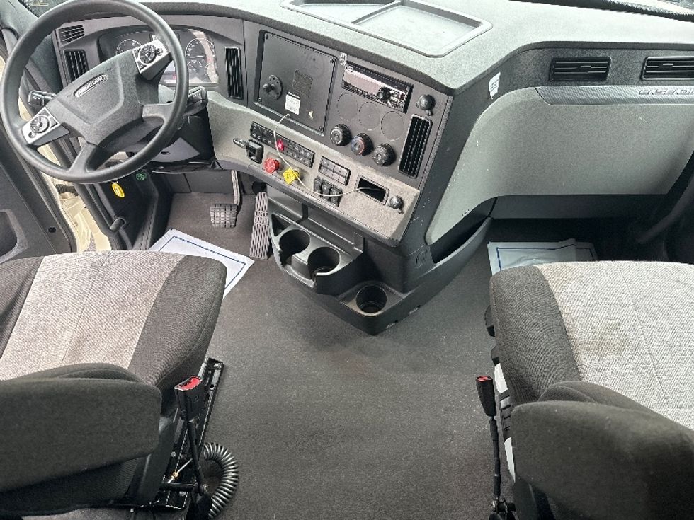Sleeper Tractor-Heavy Duty Tractors-Freightliner-2021-T12664ST-East Chicago-IN-619,433\n\t\tmiles-$ 52,000 - Image 12