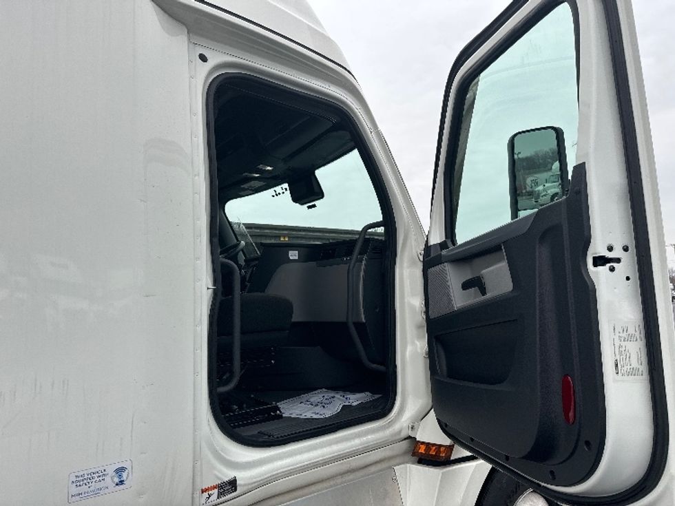 Sleeper Tractor-Heavy Duty Tractors-Freightliner-2021-T12664ST-East Chicago-IN-619,433\n\t\tmiles-$ 52,000 - Image 13