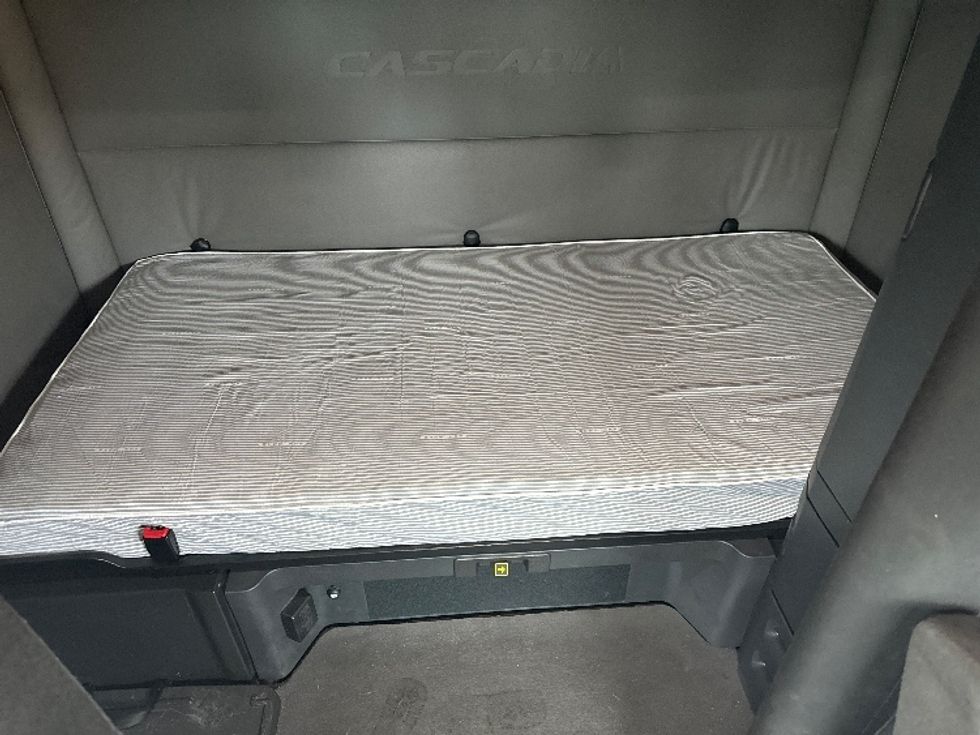 Sleeper Tractor-Heavy Duty Tractors-Freightliner-2021-T12664ST-East Chicago-IN-619,433\n\t\tmiles-$ 52,000 - Image 16