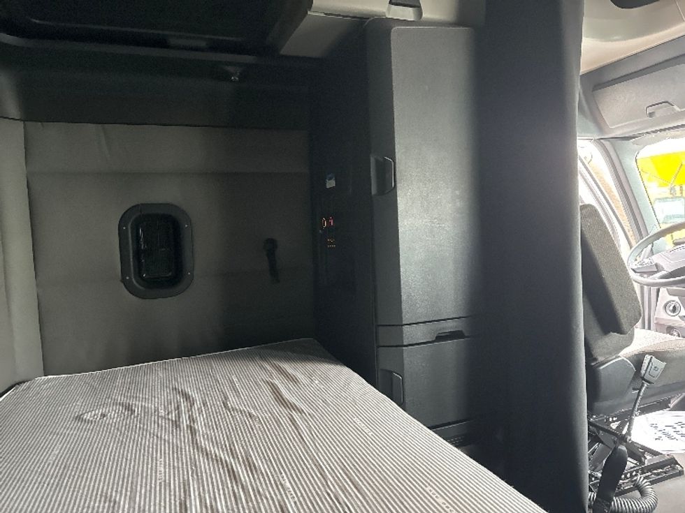 Sleeper Tractor-Heavy Duty Tractors-Freightliner-2021-T12664ST-East Chicago-IN-619,433\n\t\tmiles-$ 52,000 - Image 18