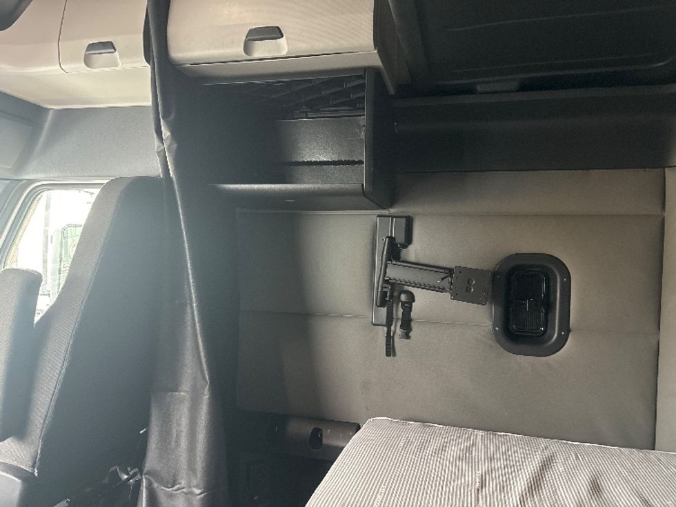 Sleeper Tractor-Heavy Duty Tractors-Freightliner-2021-T12664ST-East Chicago-IN-619,433\n\t\tmiles-$ 52,000 - Image 19