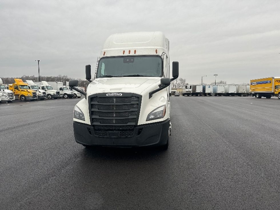 Sleeper Tractor-Heavy Duty Tractors-Freightliner-2021-T12664ST-East Chicago-IN-619,433\n\t\tmiles-$ 52,000 - Image 2