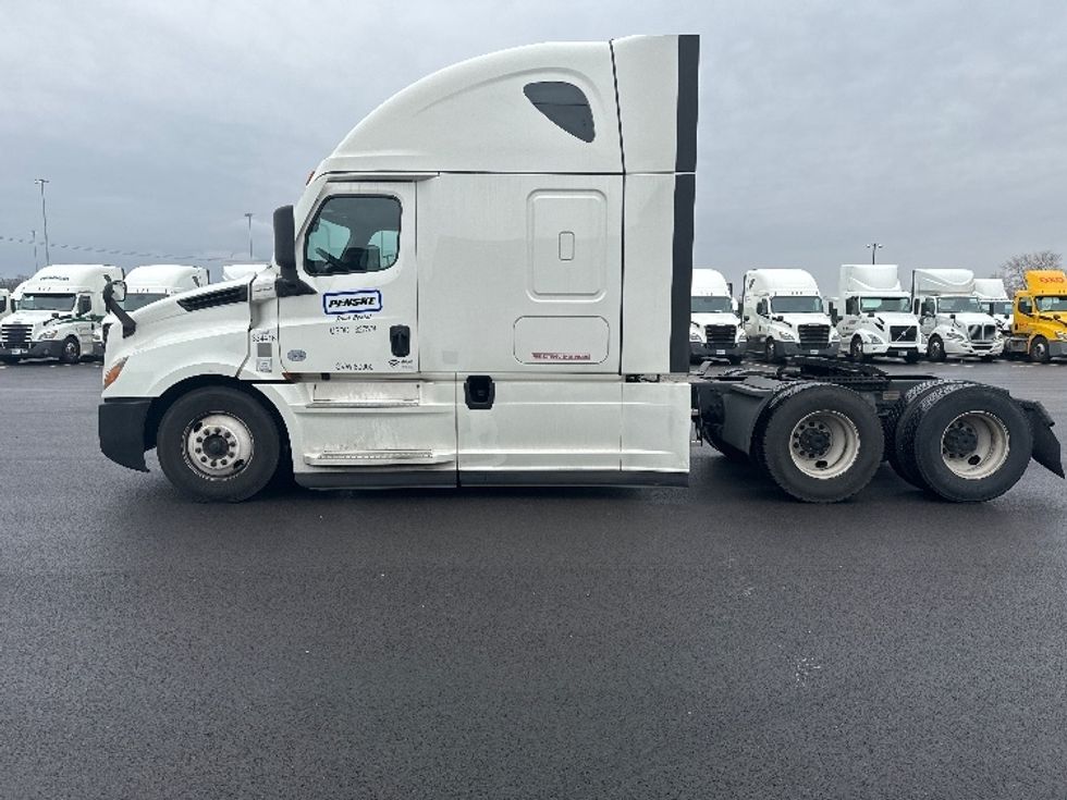 Sleeper Tractor-Heavy Duty Tractors-Freightliner-2021-T12664ST-East Chicago-IN-619,433\n\t\tmiles-$ 52,000 - Image 4