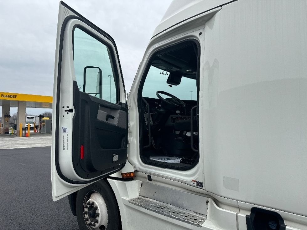 Sleeper Tractor-Heavy Duty Tractors-Freightliner-2021-T12664ST-East Chicago-IN-619,433\n\t\tmiles-$ 52,000 - Image 9