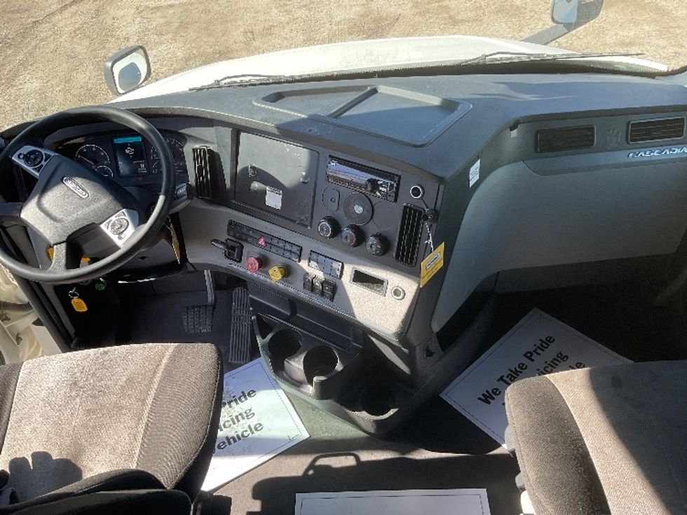 Sleeper Tractor-Heavy Duty Tractors-Freightliner-2021-T12664ST-East Chicago-IN-635,278\n\t\tmiles-$ 50,500 - Image 12