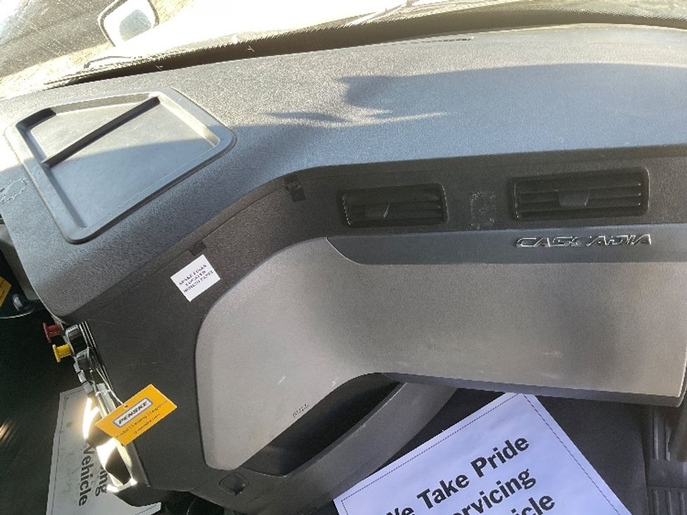 Sleeper Tractor-Heavy Duty Tractors-Freightliner-2021-T12664ST-East Chicago-IN-635,278\n\t\tmiles-$ 50,500 - Image 14