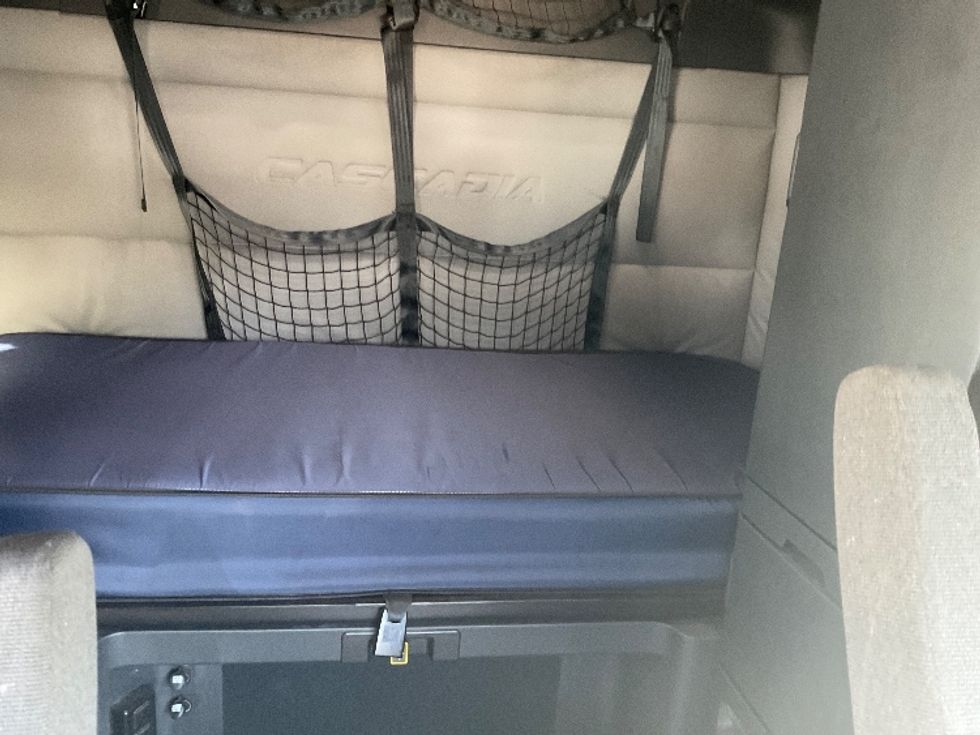 Sleeper Tractor-Heavy Duty Tractors-Freightliner-2021-T12664ST-East Chicago-IN-635,278\n\t\tmiles-$ 50,500 - Image 16