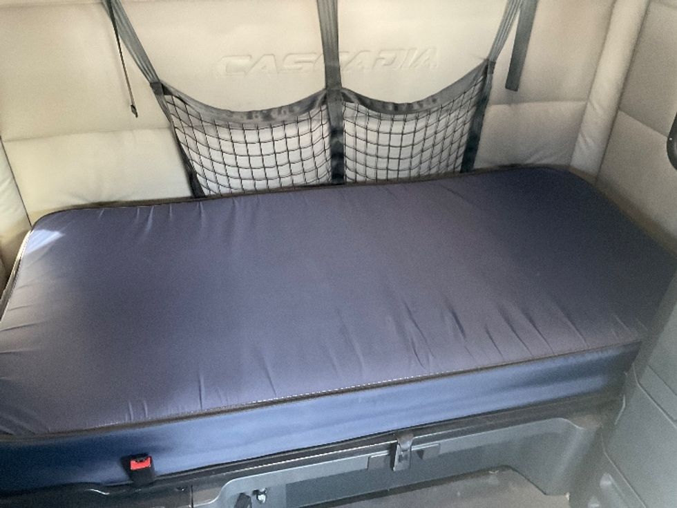 Sleeper Tractor-Heavy Duty Tractors-Freightliner-2021-T12664ST-East Chicago-IN-635,278\n\t\tmiles-$ 50,500 - Image 17