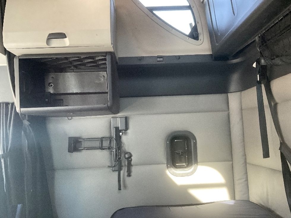 Sleeper Tractor-Heavy Duty Tractors-Freightliner-2021-T12664ST-East Chicago-IN-635,278\n\t\tmiles-$ 50,500 - Image 19