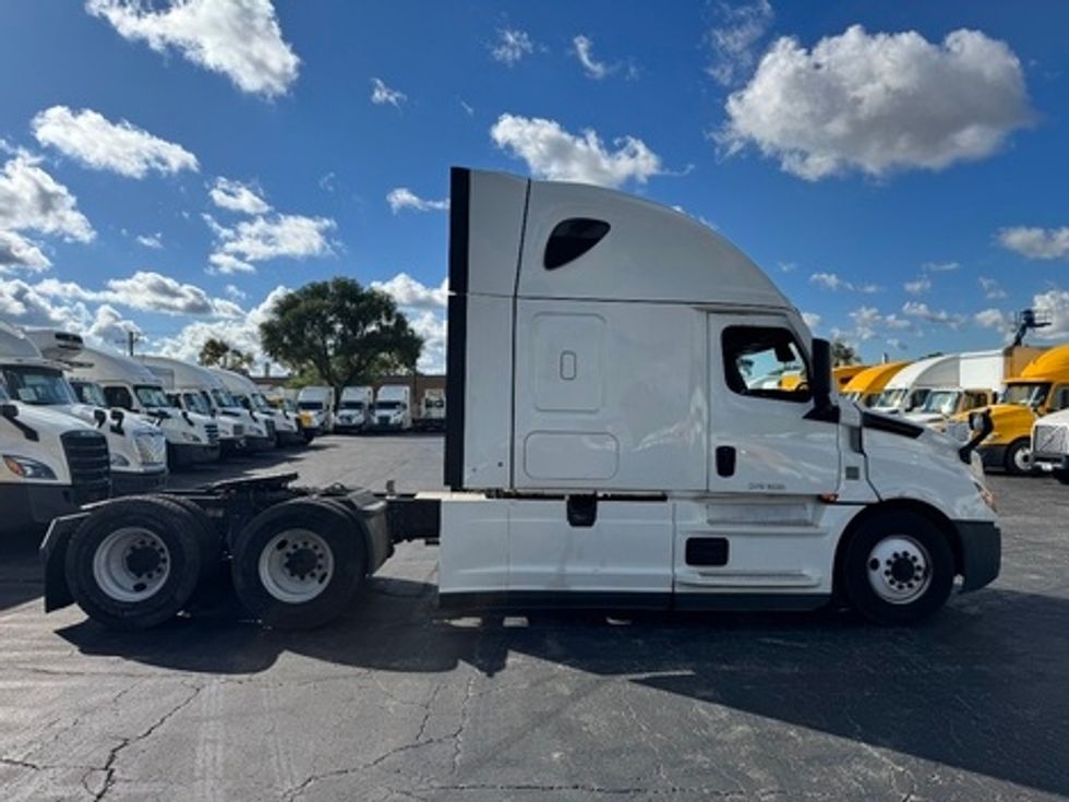 Sleeper Tractor-Heavy Duty Tractors-Freightliner-2021-T12664ST-East Chicago-IN-635,278\n\t\tmiles-$ 50,500 - Image 6