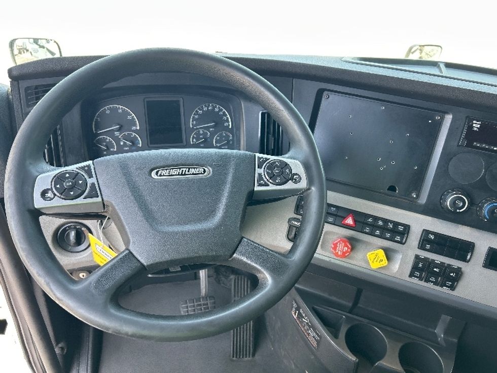 Sleeper Tractor-Heavy Duty Tractors-Freightliner-2021-T12664ST-East Chicago-IN-635,456\n\t\tmiles-$ 49,250 - Image 11