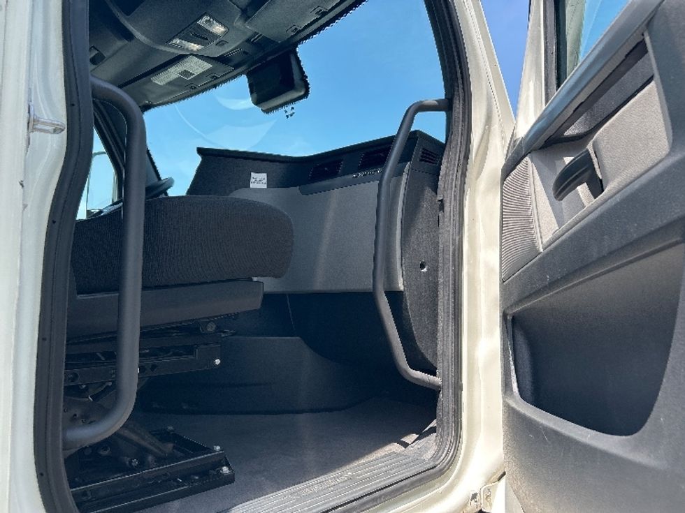 Sleeper Tractor-Heavy Duty Tractors-Freightliner-2021-T12664ST-East Chicago-IN-635,456\n\t\tmiles-$ 49,250 - Image 13