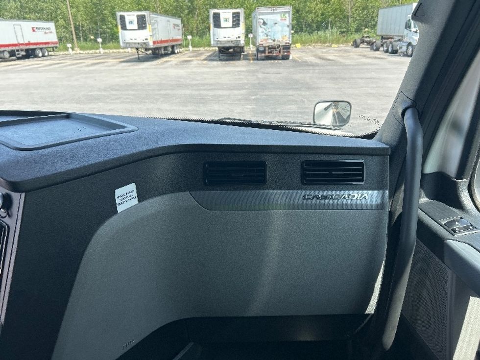 Sleeper Tractor-Heavy Duty Tractors-Freightliner-2021-T12664ST-East Chicago-IN-635,456\n\t\tmiles-$ 49,250 - Image 14