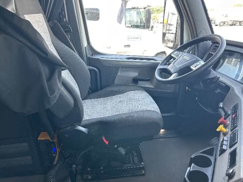 Sleeper Tractor-Heavy Duty Tractors-Freightliner-2021-T12664ST-East Chicago-IN-635,456\n\t\tmiles-$ 49,250 - Image 15