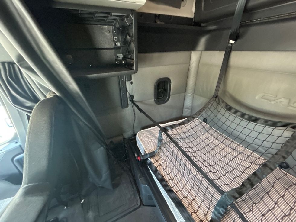 Sleeper Tractor-Heavy Duty Tractors-Freightliner-2021-T12664ST-East Chicago-IN-635,456\n\t\tmiles-$ 49,250 - Image 19