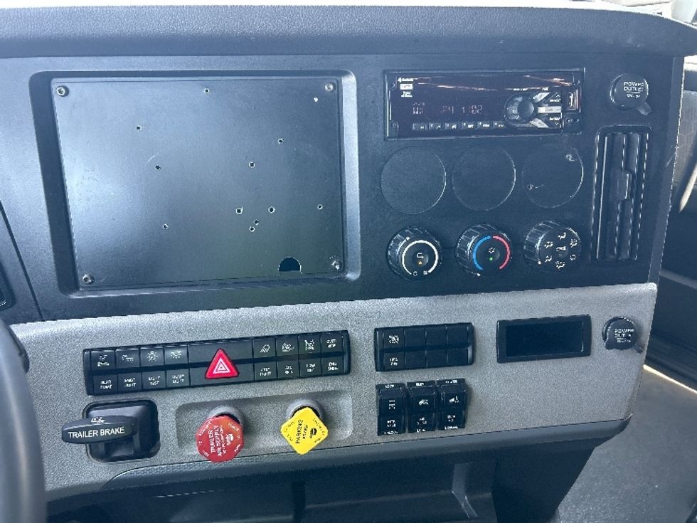 Sleeper Tractor-Heavy Duty Tractors-Freightliner-2021-T12664ST-East Chicago-IN-635,456\n\t\tmiles-$ 49,250 - Image 22