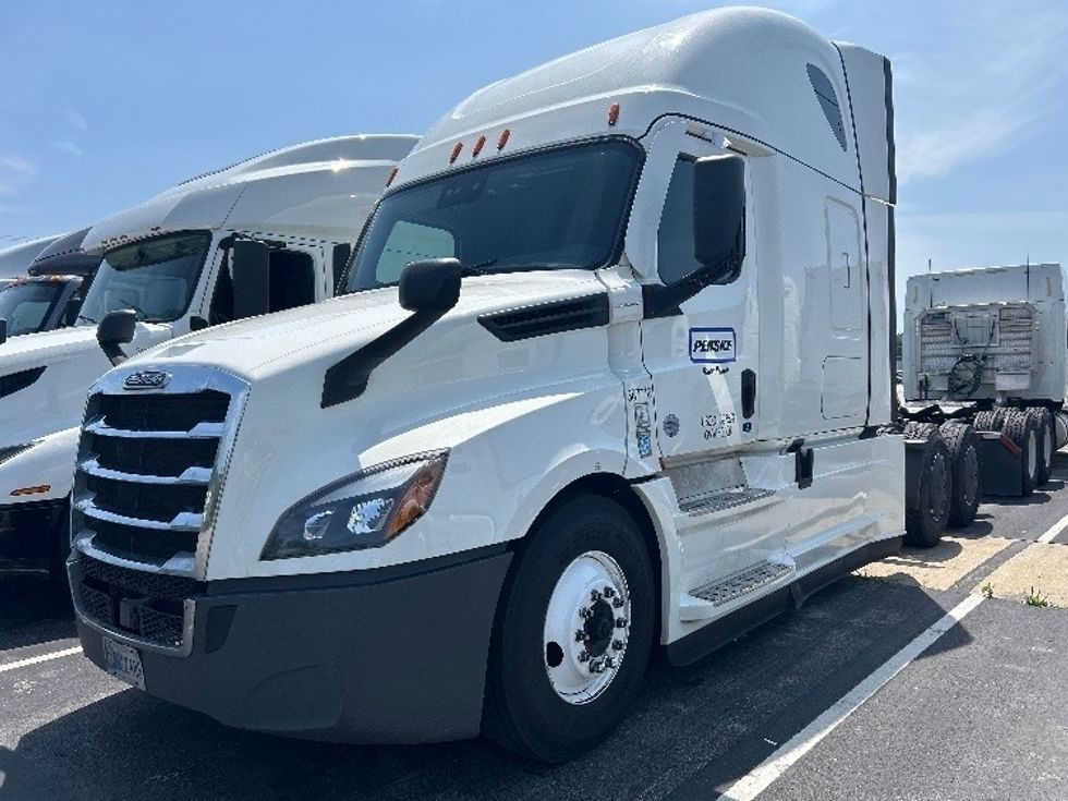 Sleeper Tractor-Heavy Duty Tractors-Freightliner-2021-T12664ST-East Chicago-IN-635,456\n\t\tmiles-$ 49,250 - Image 3