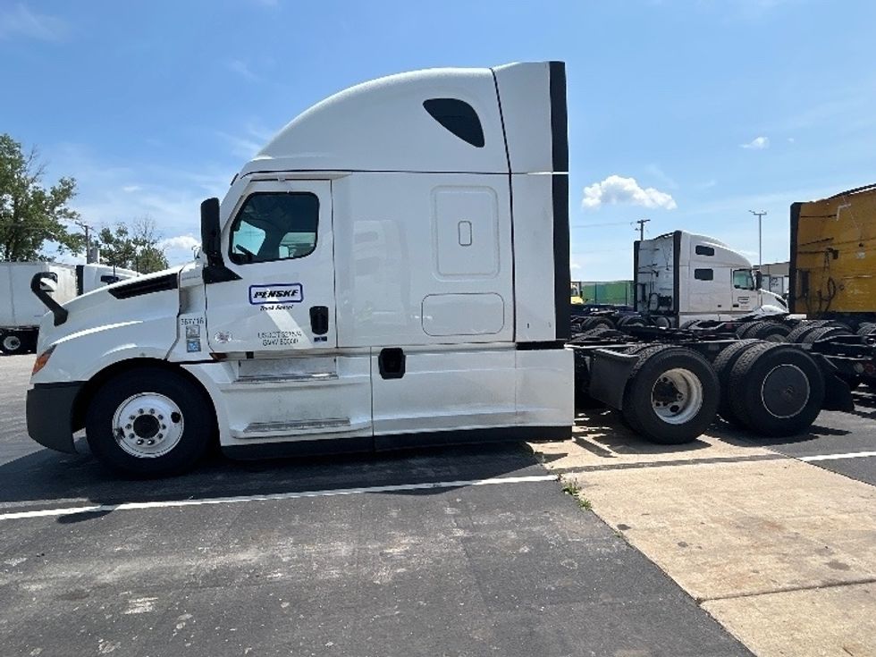 Sleeper Tractor-Heavy Duty Tractors-Freightliner-2021-T12664ST-East Chicago-IN-635,456\n\t\tmiles-$ 49,250 - Image 4