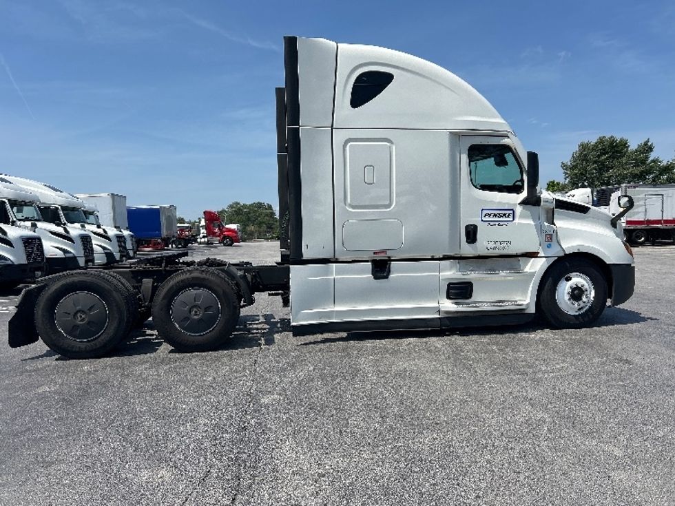 Sleeper Tractor-Heavy Duty Tractors-Freightliner-2021-T12664ST-East Chicago-IN-635,456\n\t\tmiles-$ 49,250 - Image 8