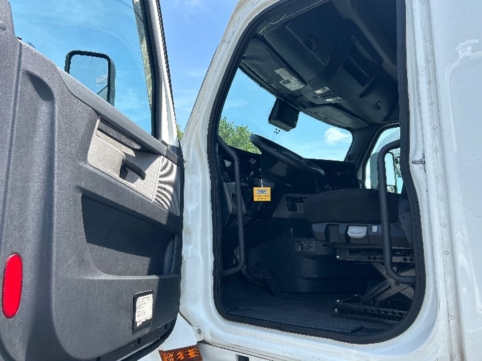 Sleeper Tractor-Heavy Duty Tractors-Freightliner-2021-T12664ST-East Chicago-IN-635,456\n\t\tmiles-$ 49,250 - Image 9