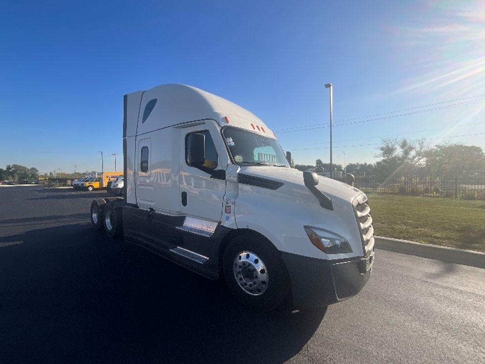 Sleeper Tractor-Heavy Duty Tractors-Freightliner-2021-T12664ST-East Chicago-IN-654,430\n\t\tmiles-$ 51,250 - Image 1