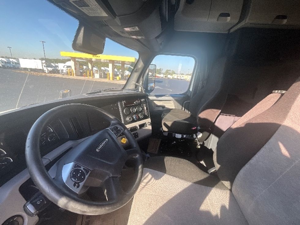 Sleeper Tractor-Heavy Duty Tractors-Freightliner-2021-T12664ST-East Chicago-IN-654,430\n\t\tmiles-$ 51,250 - Image 10