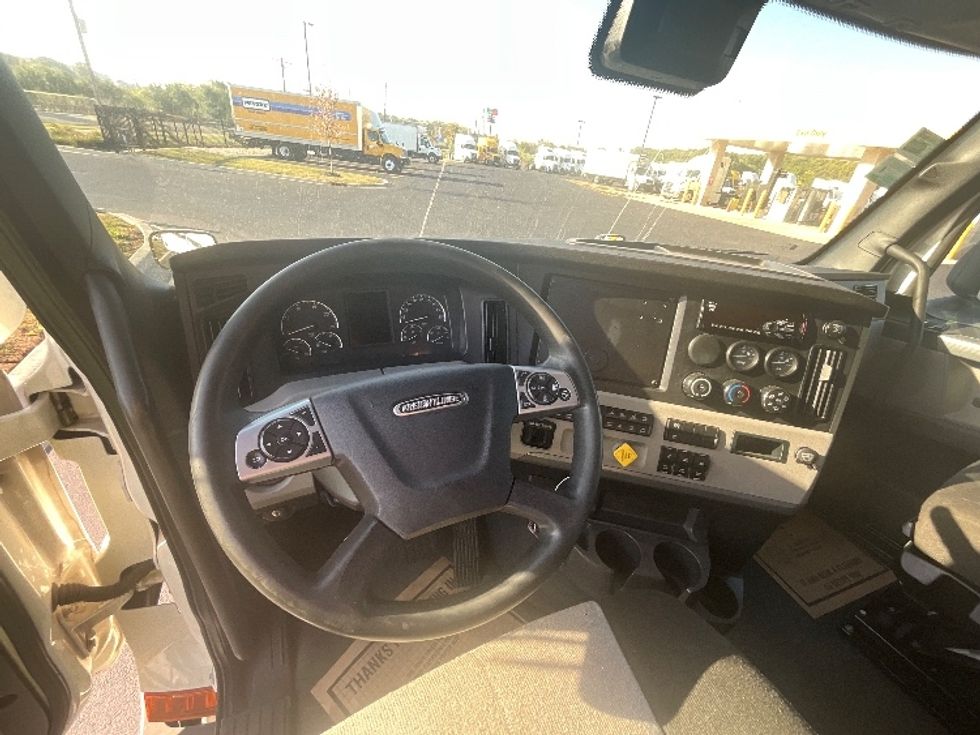 Sleeper Tractor-Heavy Duty Tractors-Freightliner-2021-T12664ST-East Chicago-IN-654,430\n\t\tmiles-$ 51,250 - Image 11