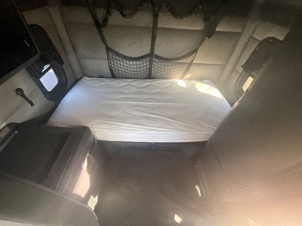 Sleeper Tractor-Heavy Duty Tractors-Freightliner-2021-T12664ST-East Chicago-IN-654,430\n\t\tmiles-$ 51,250 - Image 16