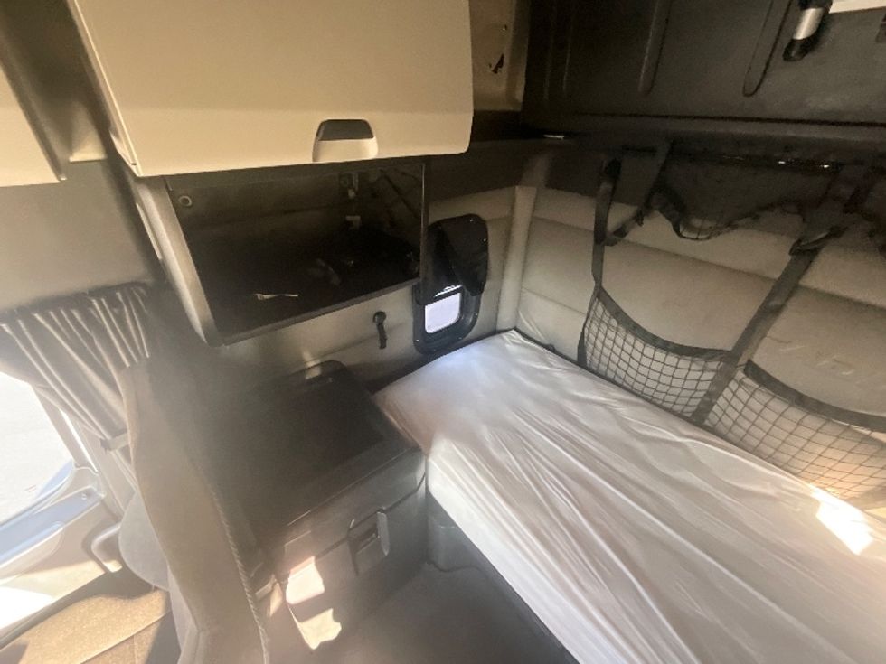 Sleeper Tractor-Heavy Duty Tractors-Freightliner-2021-T12664ST-East Chicago-IN-654,430\n\t\tmiles-$ 51,250 - Image 19