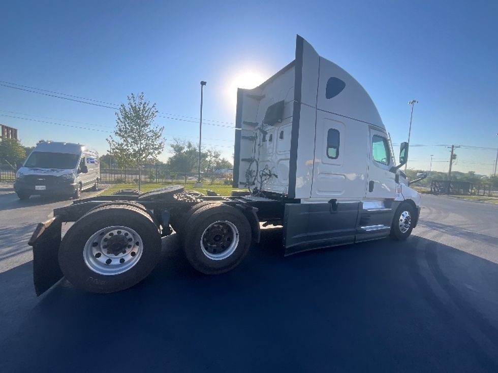Sleeper Tractor-Heavy Duty Tractors-Freightliner-2021-T12664ST-East Chicago-IN-654,430\n\t\tmiles-$ 51,250 - Image 7