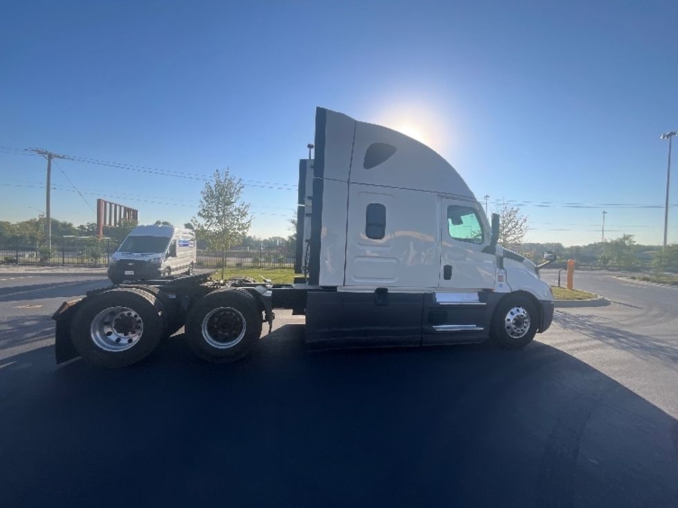 Sleeper Tractor-Heavy Duty Tractors-Freightliner-2021-T12664ST-East Chicago-IN-654,430\n\t\tmiles-$ 51,250 - Image 8