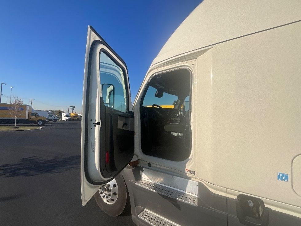 Sleeper Tractor-Heavy Duty Tractors-Freightliner-2021-T12664ST-East Chicago-IN-654,430\n\t\tmiles-$ 51,250 - Image 9