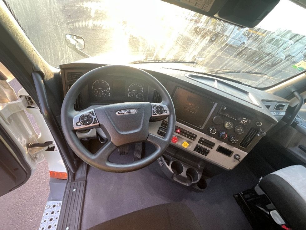 Sleeper Tractor-Heavy Duty Tractors-Freightliner-2021-T12664ST-East Chicago-IN-717,730\n\t\tmiles-$ 45,750 - Image 11