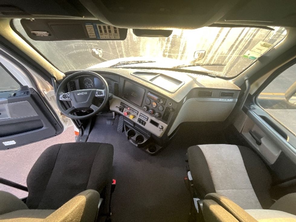 Sleeper Tractor-Heavy Duty Tractors-Freightliner-2021-T12664ST-East Chicago-IN-717,730\n\t\tmiles-$ 45,750 - Image 12