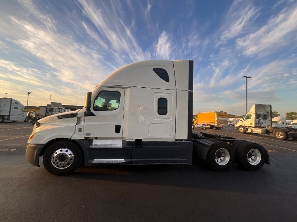 Sleeper Tractor-Heavy Duty Tractors-Freightliner-2021-T12664ST-East Chicago-IN-717,730\n\t\tmiles-$ 45,750 - Image 4