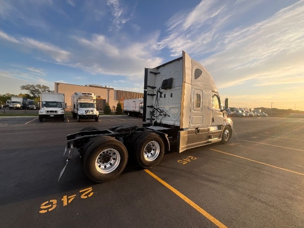 Sleeper Tractor-Heavy Duty Tractors-Freightliner-2021-T12664ST-East Chicago-IN-717,730\n\t\tmiles-$ 45,750 - Image 7