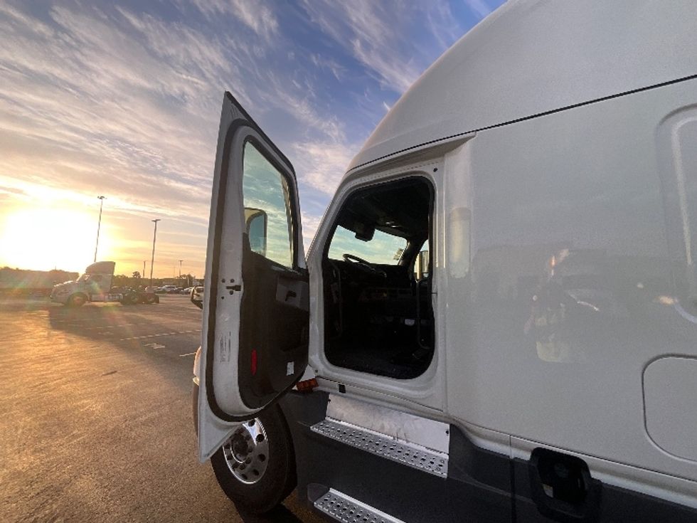 Sleeper Tractor-Heavy Duty Tractors-Freightliner-2021-T12664ST-East Chicago-IN-717,730\n\t\tmiles-$ 45,750 - Image 9