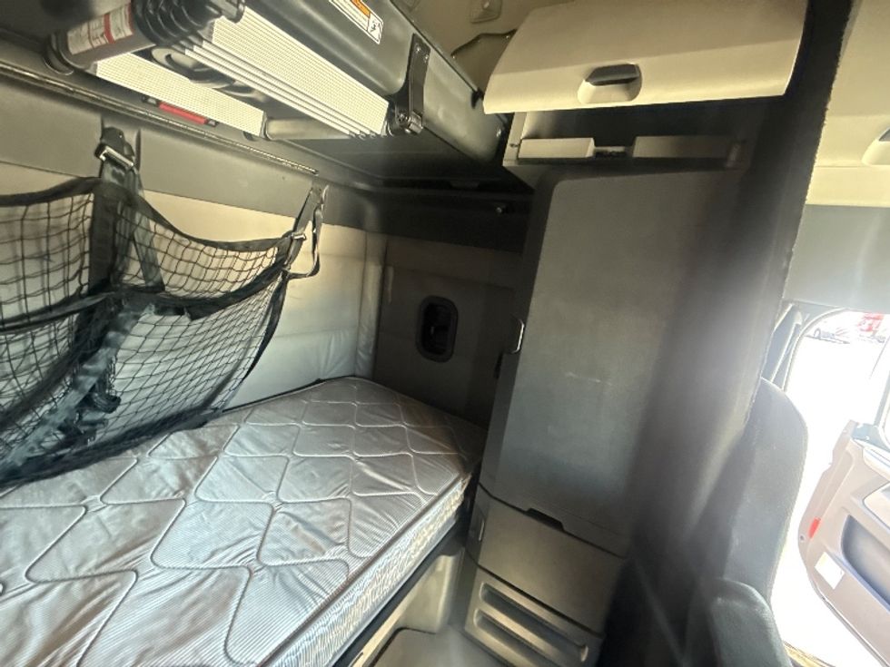 Sleeper Tractor-Heavy Duty Tractors-Freightliner-2021-T12664ST-East Chicago-IN-743,943\n\t\tmiles-$ 41,250 - Image 18