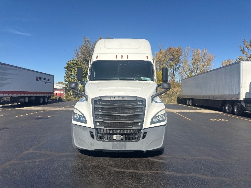 2021 Freightliner Cascadia 126" Sleeper Cab photo 2