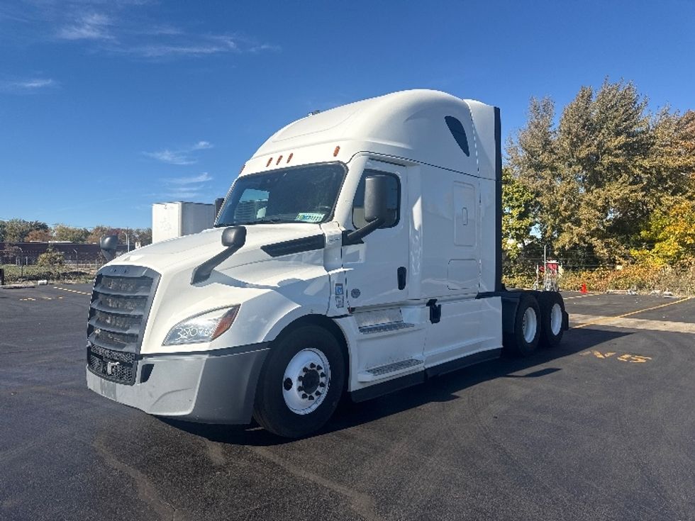 2021 Freightliner Cascadia 126" Sleeper Cab photo 3