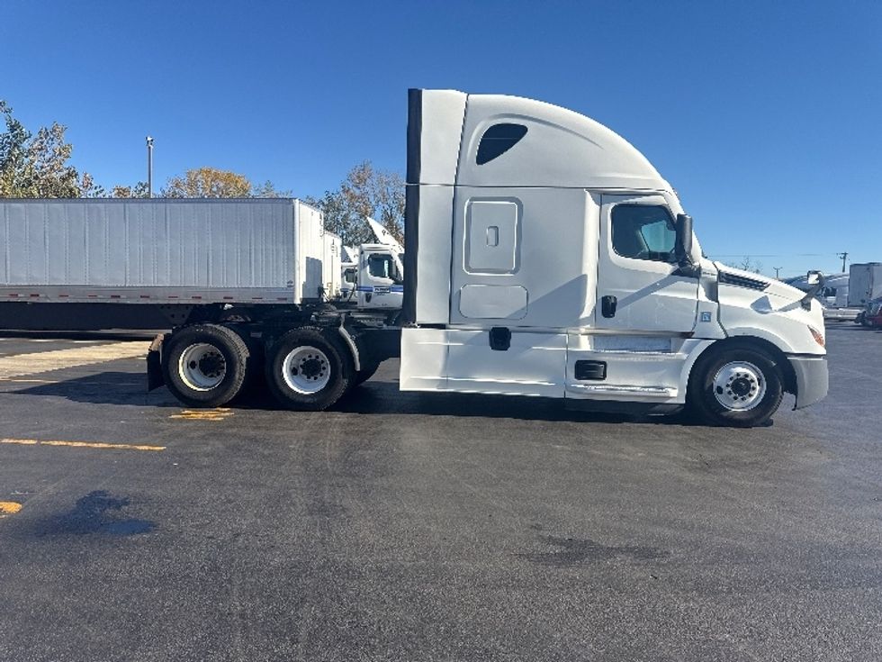 Sleeper Tractor-Heavy Duty Tractors-Freightliner-2021-T12664ST-East Chicago-IN-743,943\n\t\tmiles-$ 41,250 - Image 8