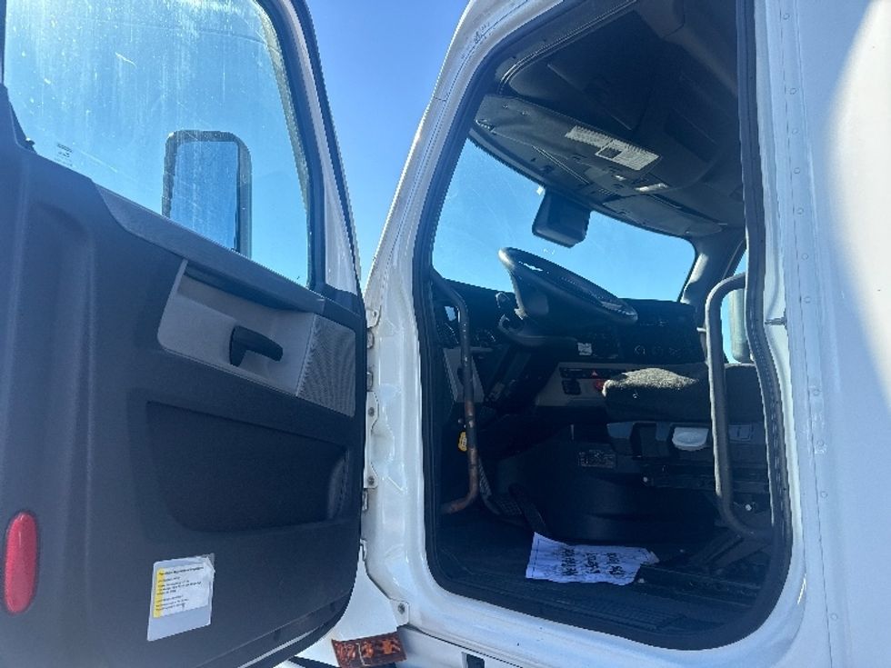 Sleeper Tractor-Heavy Duty Tractors-Freightliner-2021-T12664ST-East Chicago-IN-743,943\n\t\tmiles-$ 41,250 - Image 9
