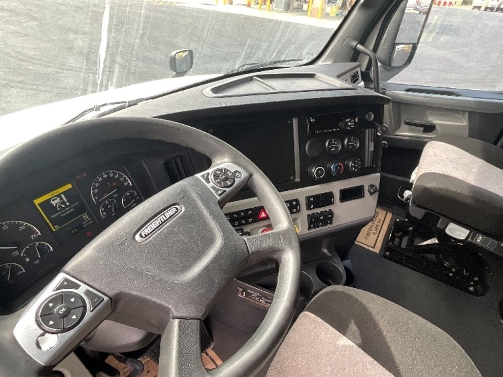 2021 Freightliner Cascadia 126" Sleeper Cab photo 9