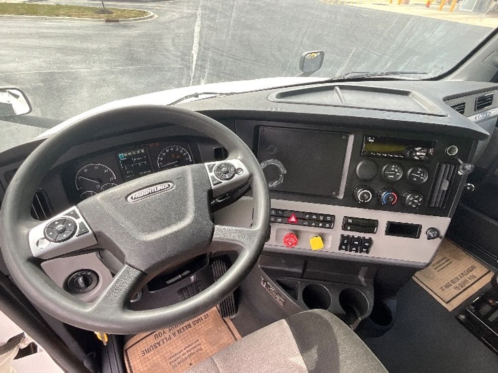 2021 Freightliner Cascadia 126" Sleeper Cab photo 10